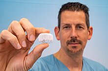 PD Dr. Oliver Koeth mit dem Watchman Device