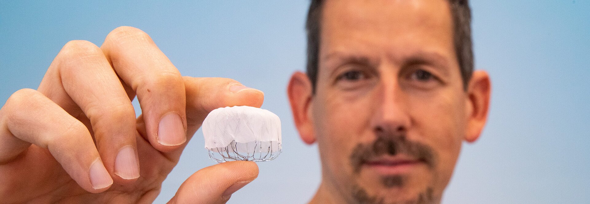 PD Dr. Oliver Koeth mit dem Watchman Device