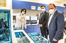 Dr. Yolanta Dragneva (Chefärztin des Instituts für Laboratoriumsmedizin), Bürgermeister Dennis Grieser und Achim Neyer (Geschäftsführer des GPR Gesundheits- und Pflegezentrums Rüsselsheim ) in der neuen Laborstraße