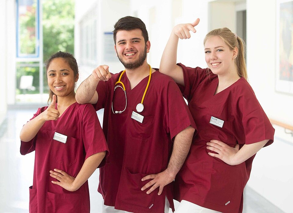 Drei Auszubildende Gesundheits- und Krankenpfleger