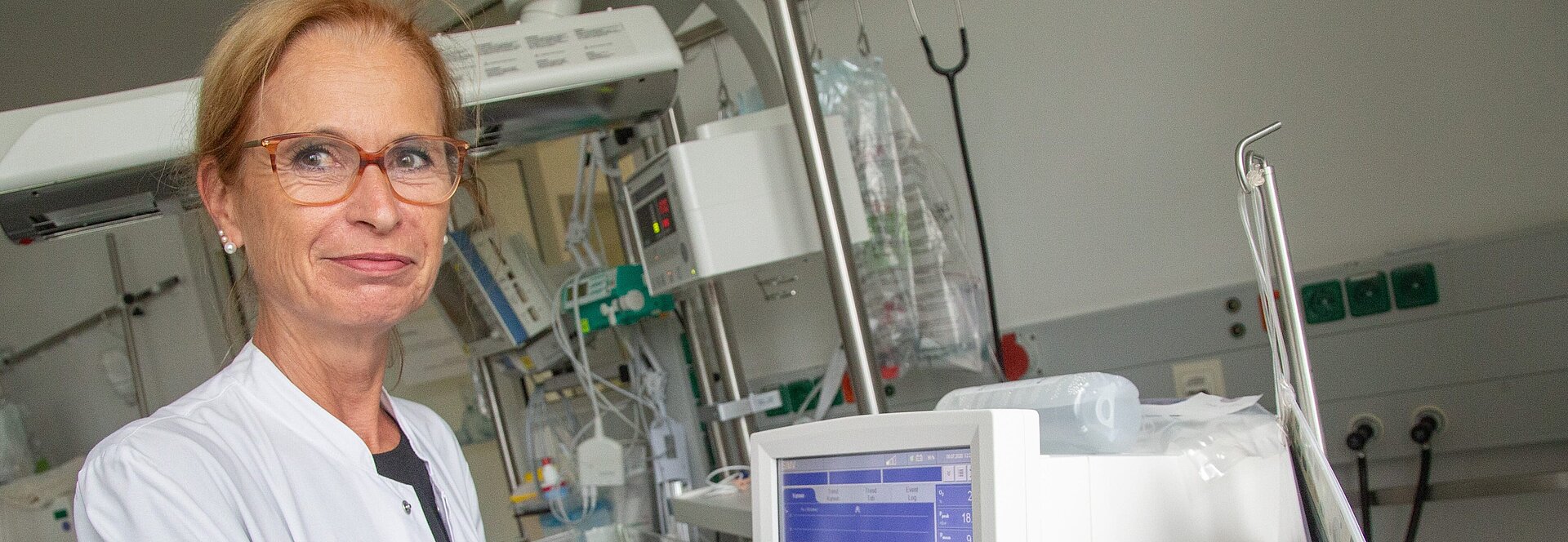 Dr. Christiane Wiethoff mit einem der Geräte