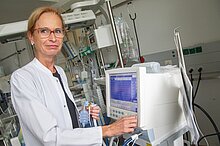 Dr. Christiane Wiethoff mit einem der Geräte