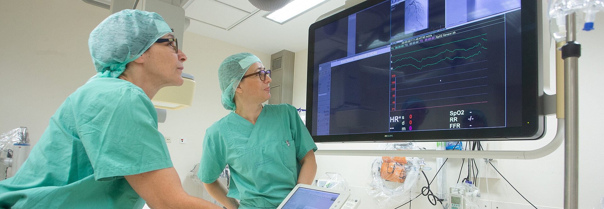 Zwei Ärztinnen mit Blick auf Bildschirm