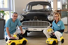 Ärzte mit Spielzeug