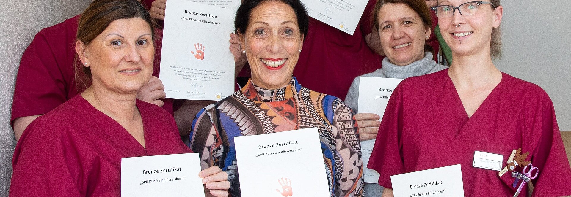 Gruppe mit Zertifikaten