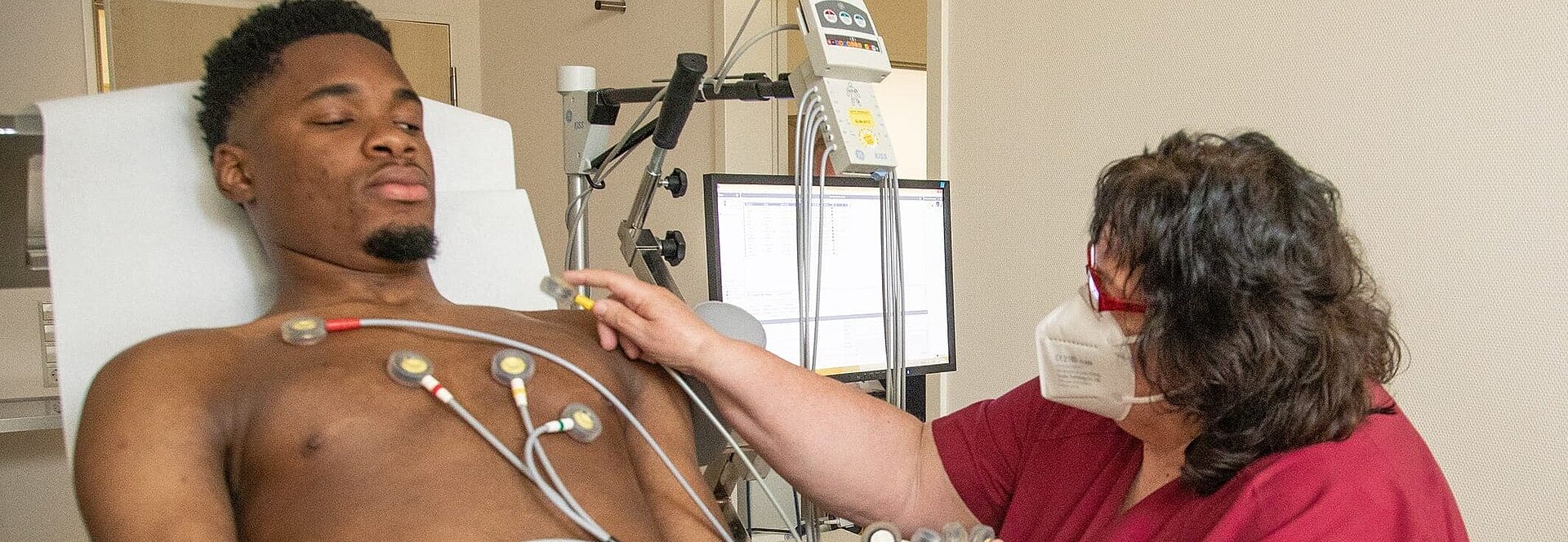Irvin Katumbayi und Pflegekraft Gudrun Schröpfer beim Belastungs-EKG.