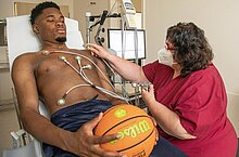 Irvin Katumbayi und Pflegekraft Gudrun Schröpfer beim Belastungs-EKG.