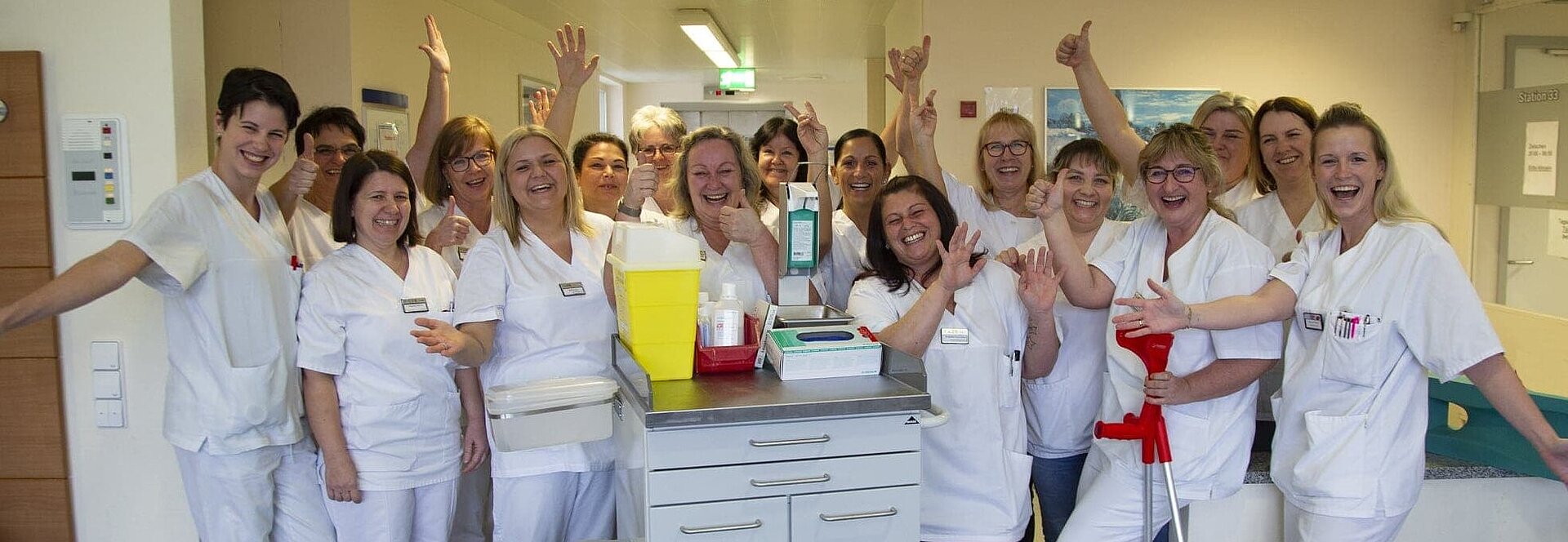 Pflegeteam auf Stationsflur gutgelaunt