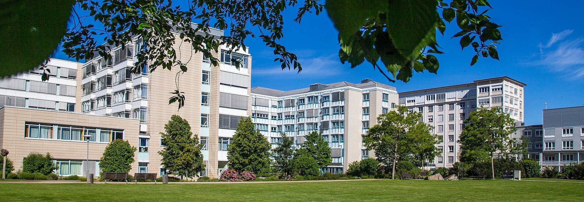 Außenansicht des GPR Klinikums vom Patientenpark