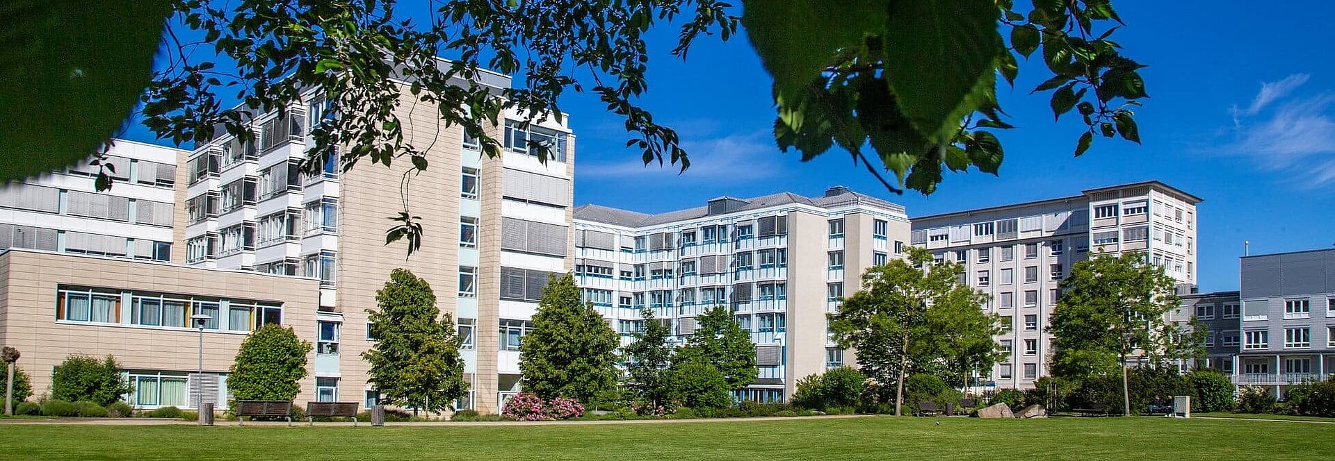 Außenansicht GPR Klinikum mit Patientenpark