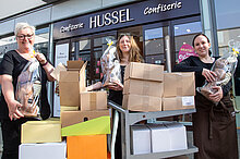 Mitarbeiter Hussel mit Kartons und Osterhasen