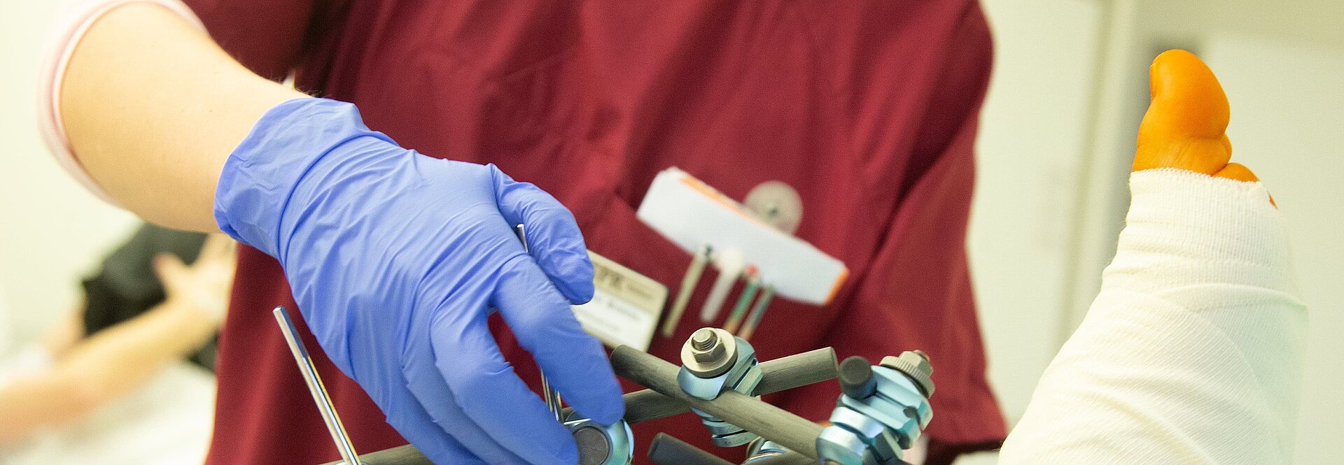 Foto eines eingegipsten Beines