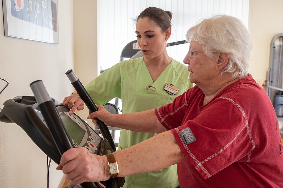 Physiotherapeutin und Patientin am Ergometer