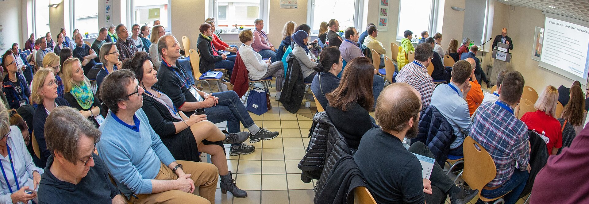 Symposium mit Refernt und Publikum