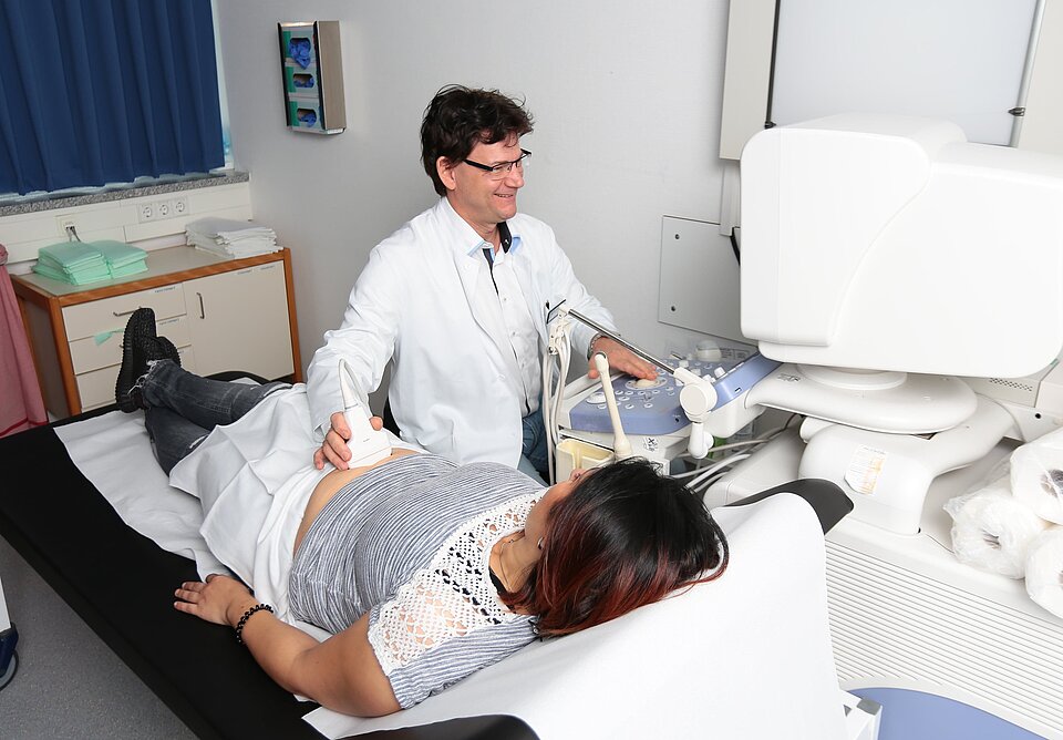 Chefarzt bei gynäkologischer Ultraschalluntersuchung