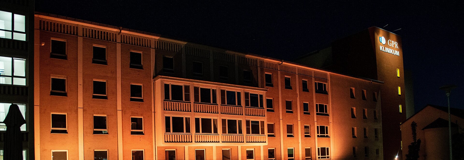 GPR Gebäude orange beleuchtet