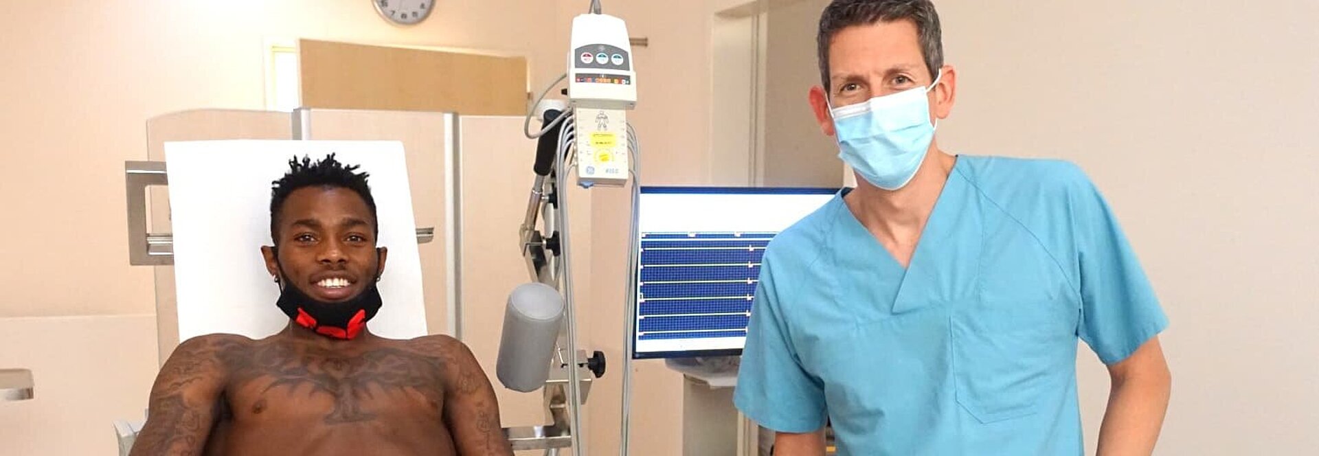 Ty`Lik Evans (White Wings), und Privatdozent Dr. Oliver Koeth(Chefarzt der der II. Medizinischen Klinik) beim Belastungs-EKG