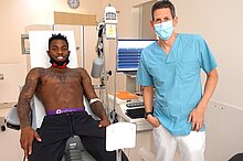 Ty`Lik Evans (White Wings), und Privatdozent Dr. Oliver Koeth(Chefarzt der der II. Medizinischen Klinik) beim Belastungs-EKG