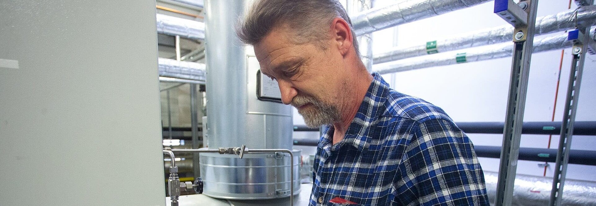 Mitarbeiter am Dampfkessel