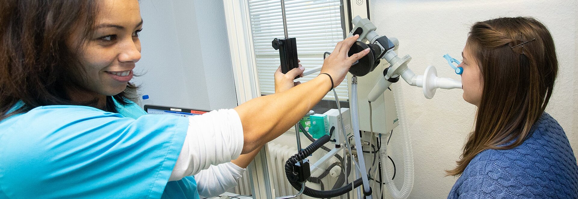 Zwei Personen mit einem Lungenvolumenmessgerät