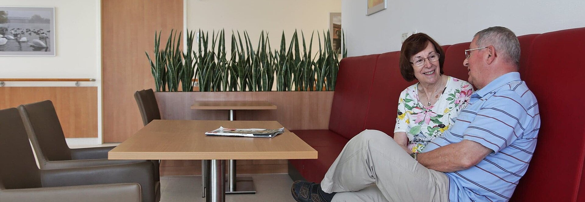 Patient und Besucherin im Aufenthaltsbereich auf Station