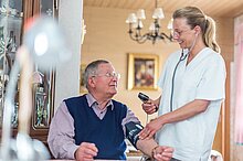 Pflegekraft mit Klient