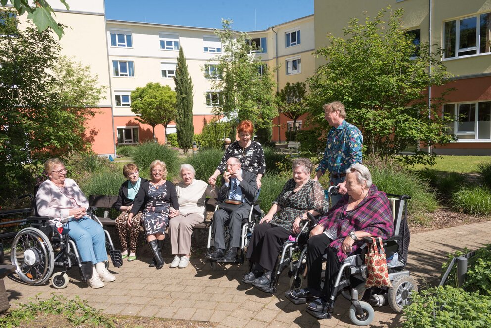 Bewohnergruppe im Park