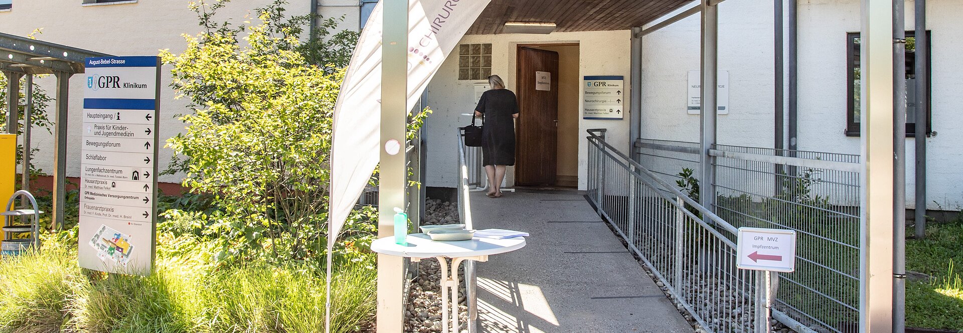 Eingang Impfzentrum des GPR