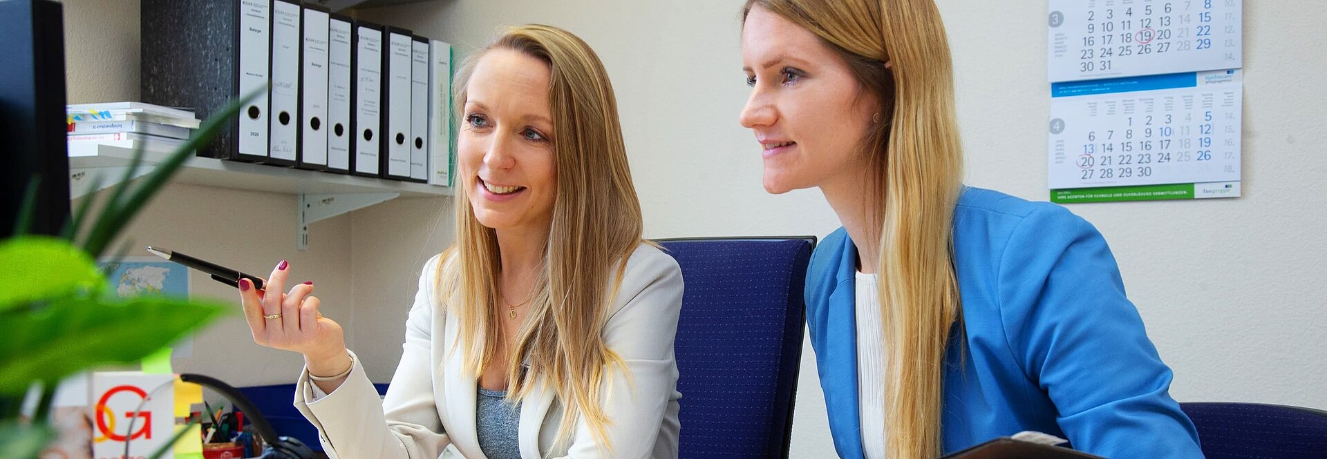 Mitarbeiter der Personalabteilung am Arbeitsplatz