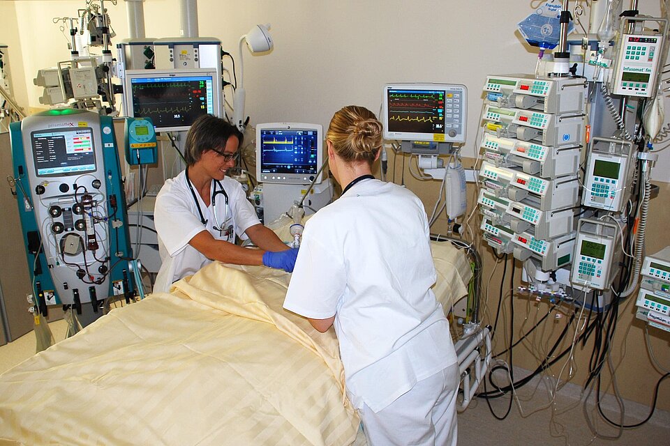 Zwei Ärztinnen bei einem Intensivpatienten