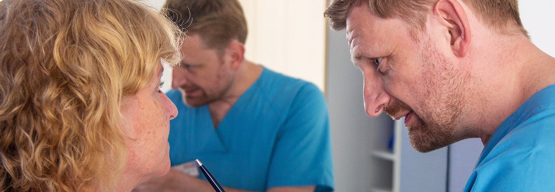 Arzt mit Patientin im Beratungsgespräch