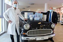 Ärztlicher Direktor und Geschäftsführer mit Schutzmasken