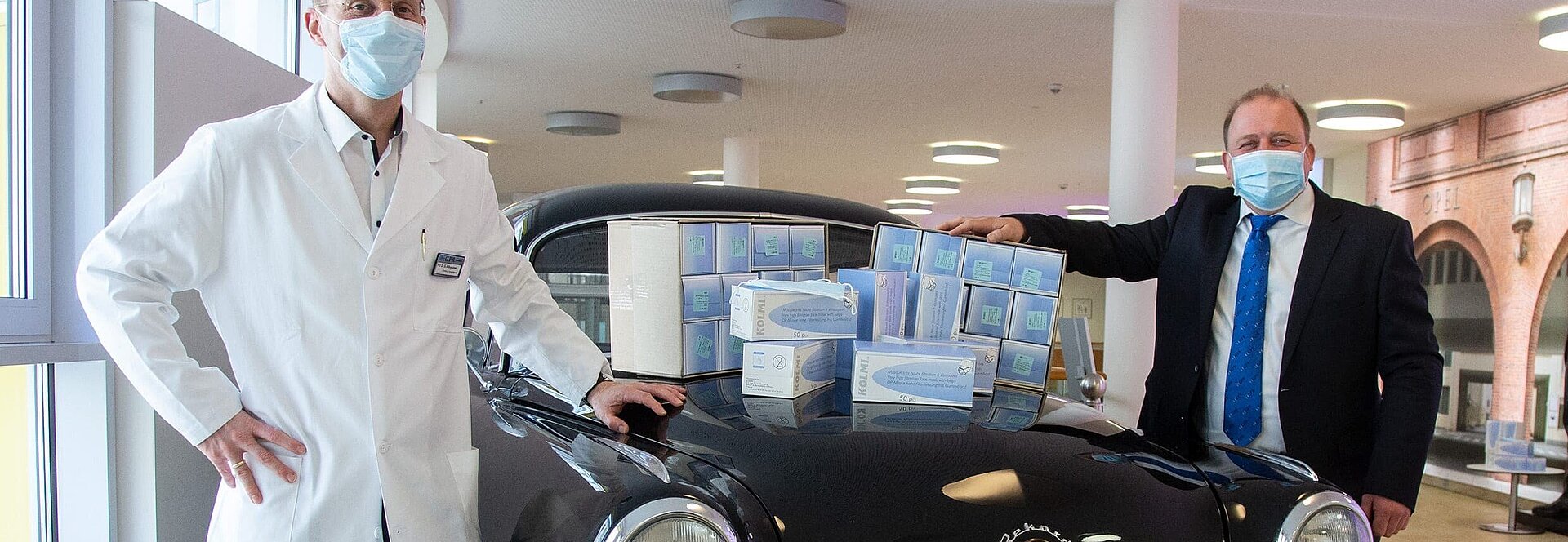 Ärztlicher Direktor und Geschäftsführer mit Schutzmasken