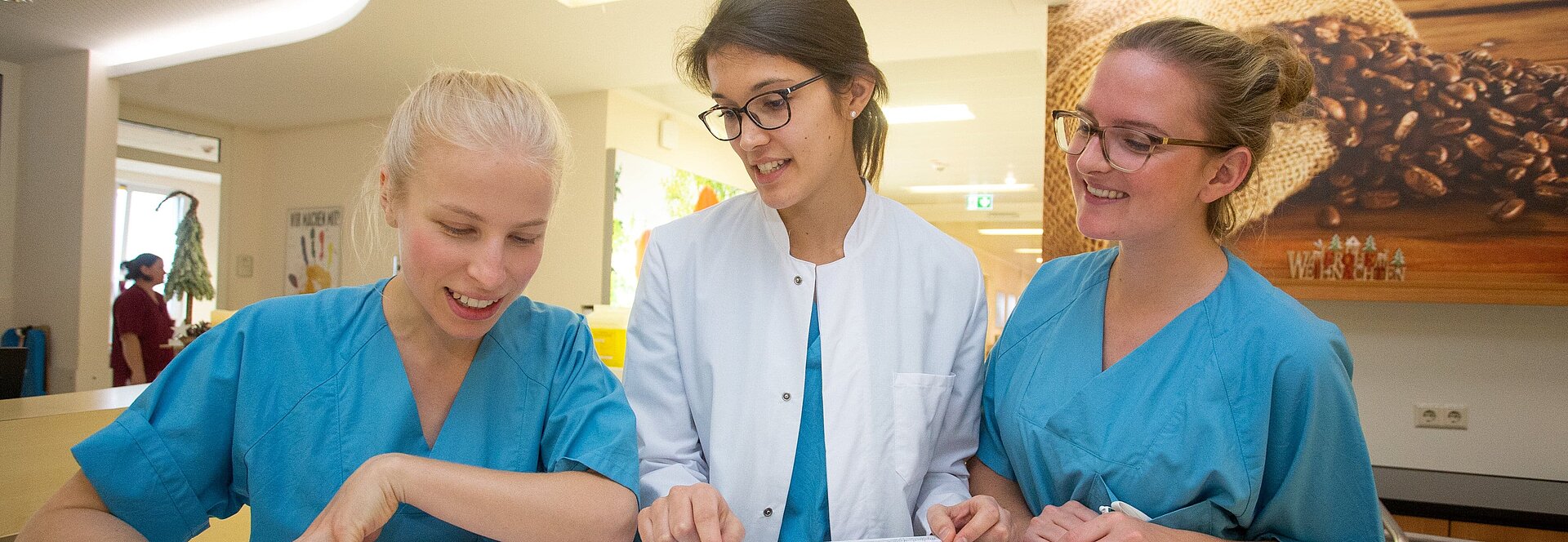 Ärztin mit zwei Pjlerinnen