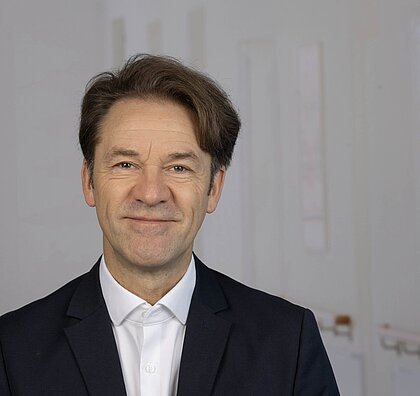 Dr. Jörn-Peter Oeltze