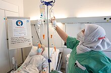 Pflegekraft Münevver Altun beim Sicherheitswettbewerb 