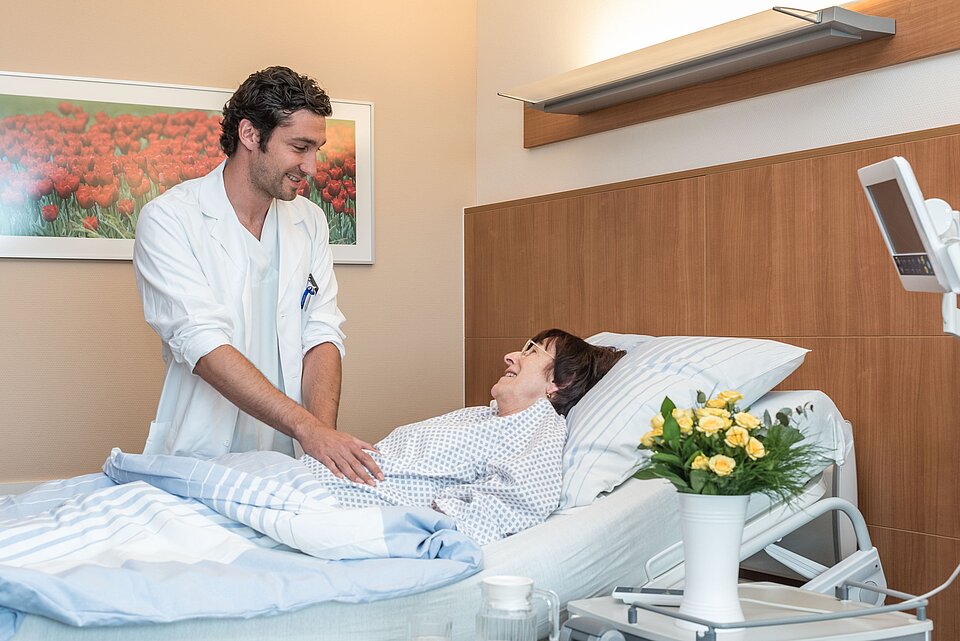 Arzt am Bett einer Patientin