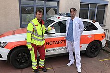 Notarztwagen mit Ärzten