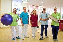 Mitarbeiter mit farbiger Bekleidung