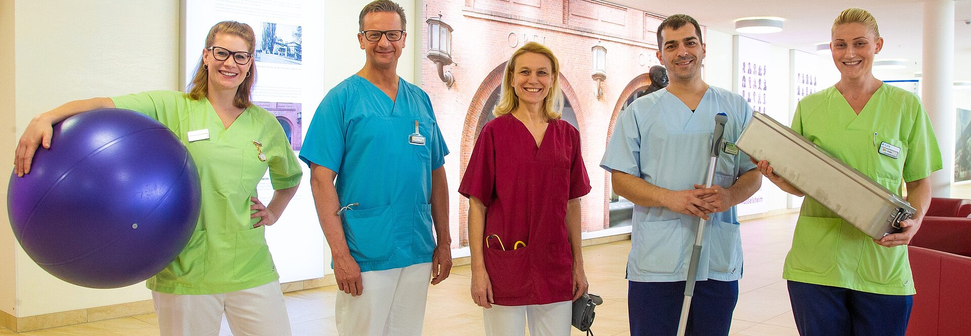 Mitarbeiter mit farbiger Bekleidung