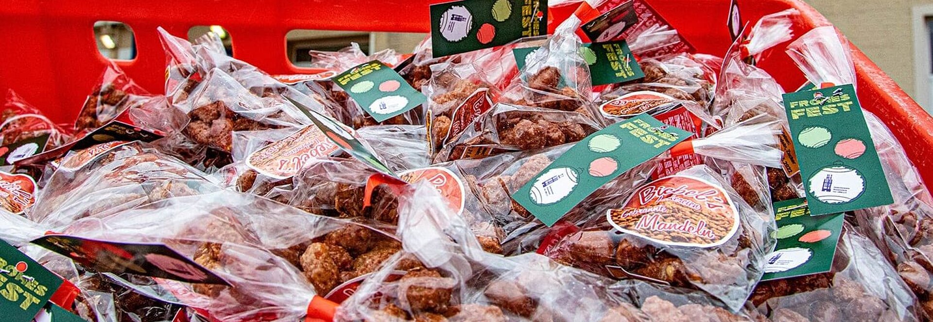 Ein Korb voller Mandeltüten