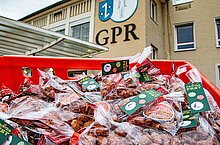 Ein Korb voller Mandeltüten