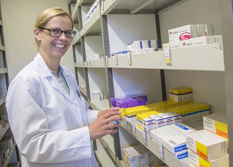Apothekerin in Medikamentenlager