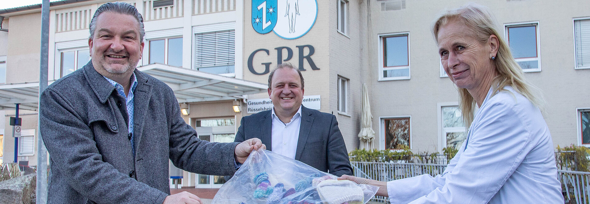 Jens Grode spendet Babysöckchen