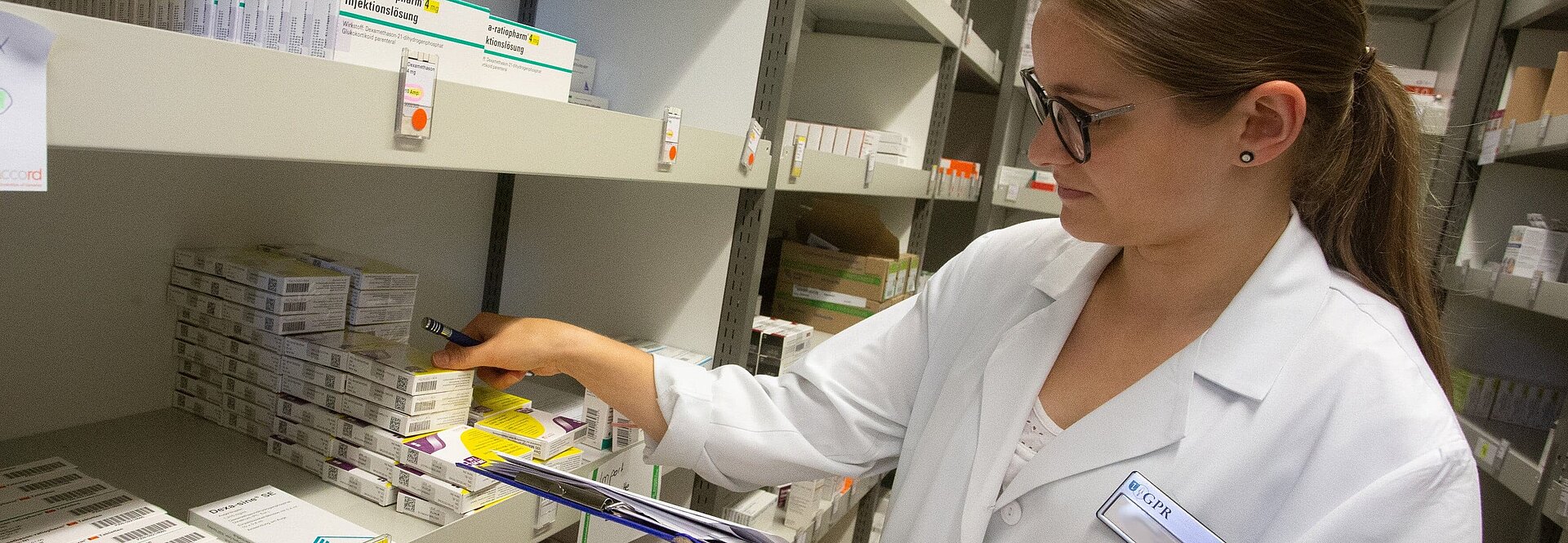 Mitarbeiterin im Medikamentenlager