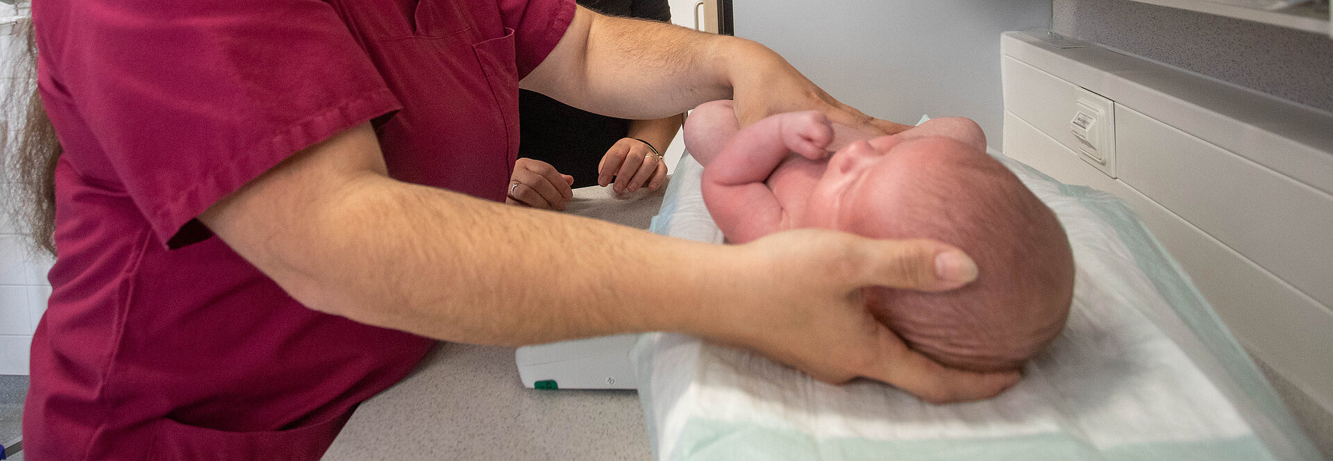 Hebamme mit Mutter und Kind