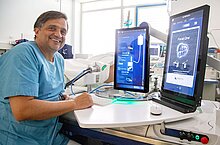 Oberarzt Patrick Najm mit dem Gerät 