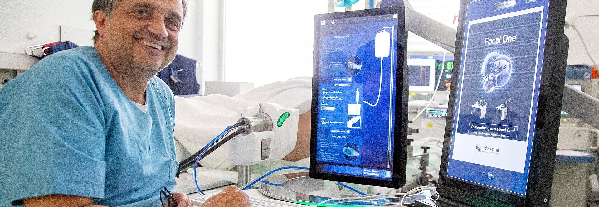 Oberarzt Patrick Najm mit dem Gerät 