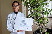 Frau Doris Seidl (staatlich anerkannte Hygienefachkraft des GPR) mit der Urkunde des MRE-Qualitätssiegels