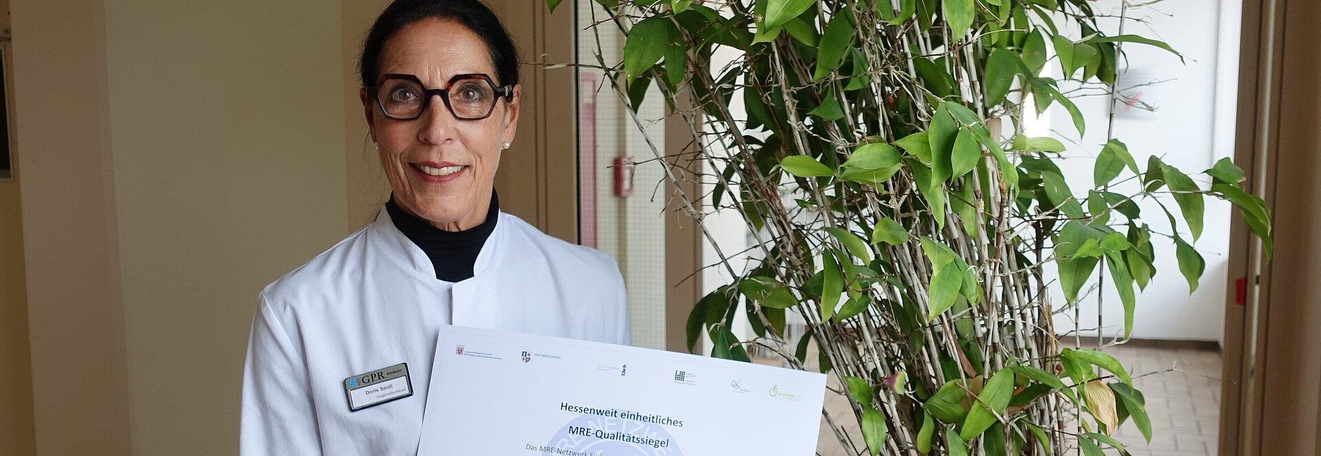 Frau Doris Seidl (staatlich anerkannte Hygienefachkraft des GPR) mit der Urkunde des MRE-Qualitätssiegels